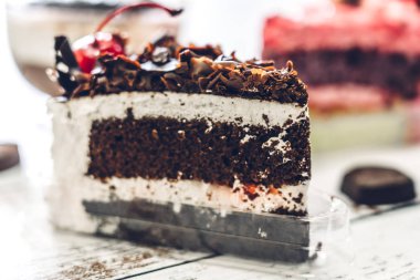 Lezzetli çikolatalı kek dilim Beyaz ahşap tablo