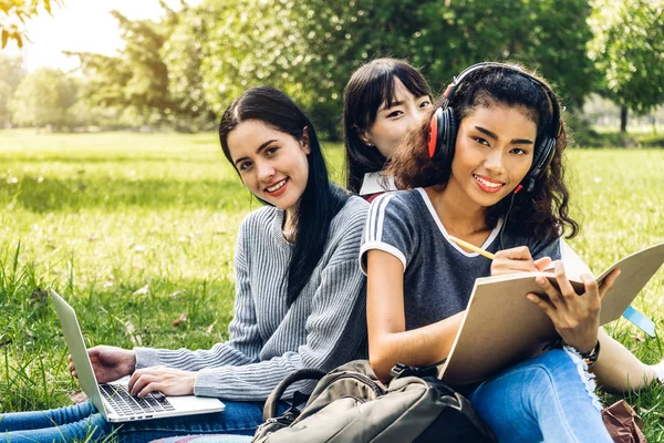 Grupp Leende Internationella Studenter Eller Tonåringar Sitter Och Använder Bärbar — Stockfoto