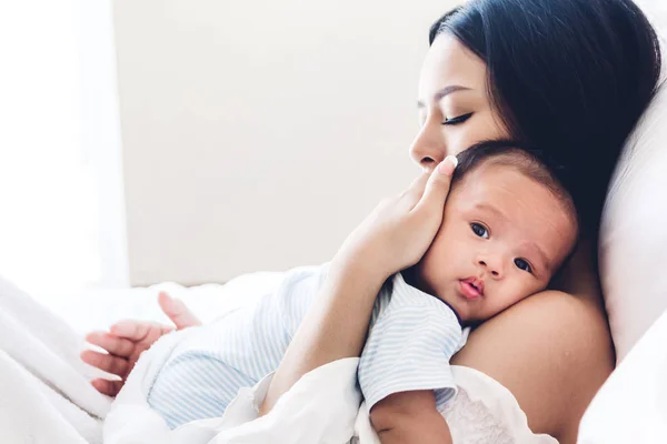 Madre Sosteniendo Bebé Sus Brazos Besándose Dormitorio Blanco Amor Por — Foto de Stock