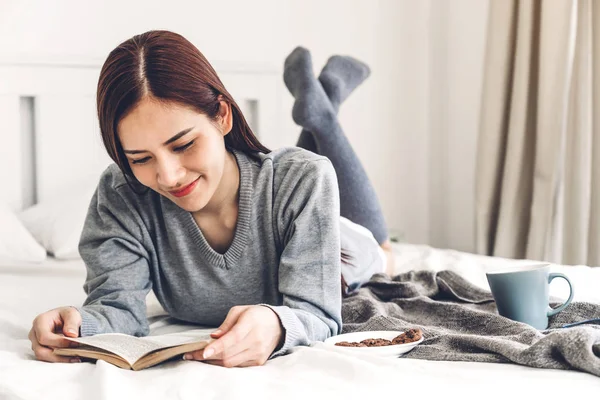 Young Beautiful Woman Relaxing Reading Book Cup Coffee Cold Winter — Stock Photo, Image