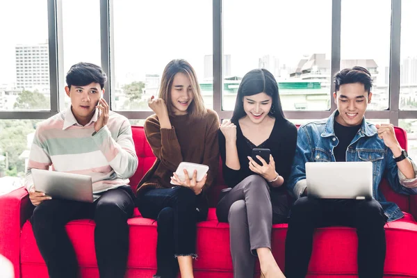 Grupp Business Sittande Koppla Använd Teknik Tillsammans Smartphone Och Laptop — Stockfoto