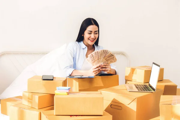 Jeune Femme Pigiste Travaillant Détenant Argent Avec Boîte Carton Sur — Photo