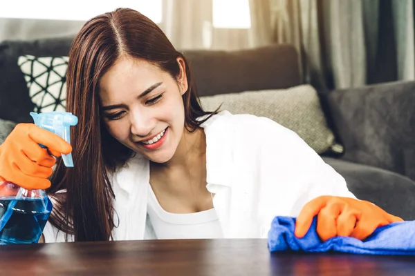 Junge Frau Schutzhandschuhen Mit Spray Und Lappen Beim Putzen Hause — Stockfoto