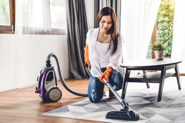 Junge Frau Schutzhandschuhen Putzt Hause Mit Staubsauger Wohnzimmer — Stockfoto