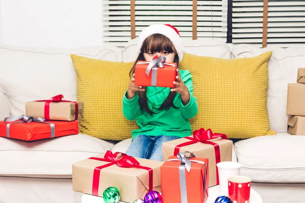 Маленькая Девочка Шляпах Санта Весело Подарками Коробка Рождественское Украшение Home — стоковое фото