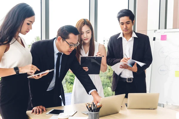 Grupo Negócios Casuais Discutindo Trabalhando Com Laptop Computer Creative Planejamento — Fotografia de Stock