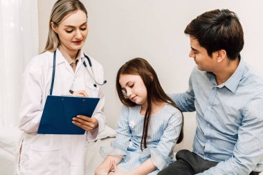 Danışmanlık doktor ve hastanede küçük kızla bilgilerini kontrol edin. Küçük bir kız sick.healthcare ve tıp vardır