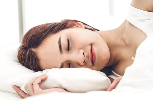 Retrato Dormir Jovem Mulher Asiática Desfrutar Relaxar Deitado Cama Com — Fotografia de Stock