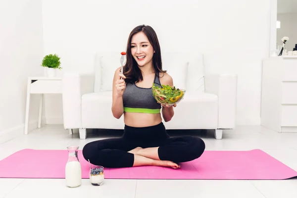 Bowl Dieting Concept Healthy 라이프 스타일에 신선한 샐러드를 보여주는 — 스톡 사진