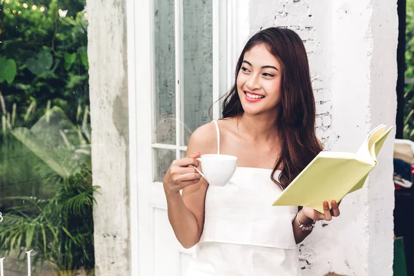 Hermosa Joven Relajante Sosteniendo Una Taza Café Cafetería —  Fotos de Stock