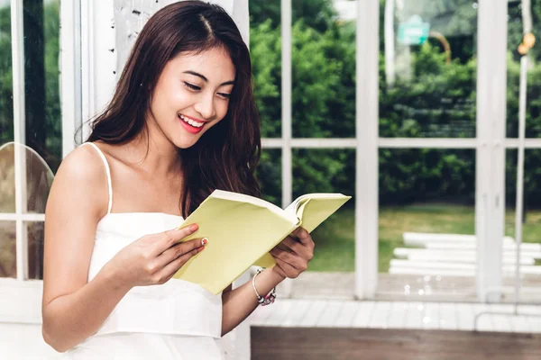 Hermosa Joven Relajante Leyendo Libro Cafetería —  Fotos de Stock