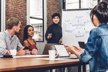 Geçici iş tartışırken grup ve dizüstü computer.creative iş ile çalışma planlama insan ve modern workloft beyin fırtınası. Ekip çalışması kavramı