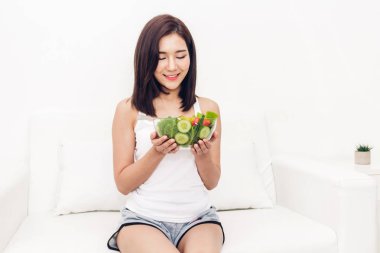 Yemek ve sağlıklı taze salata bowl.dieting concept.healthy yaşam tarzı yeşil gıda ile gösterilen mutlu kadın