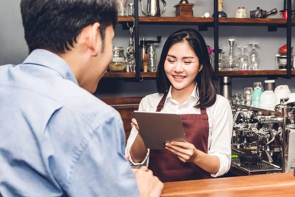 女小企业老板的肖像在咖啡馆的柜台酒吧后面工作 Tablet 和从客户接收订单的咖啡师 — 图库照片