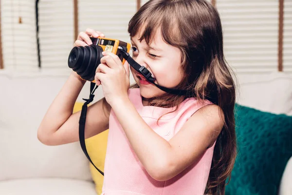 Pequeña Linda Chica Tomando Una Foto Con Cámara Vintage Casa —  Fotos de Stock