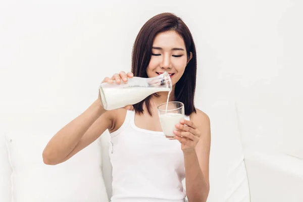 Kvinna Händer Som Håller Glas Färsk Mjölk — Stockfoto