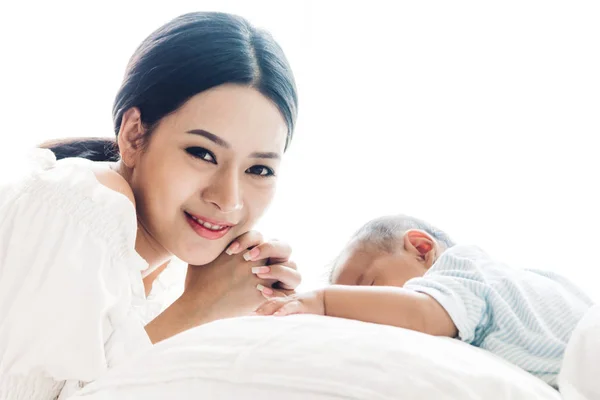 Portrait Mère Souriante Heureuse Jouant Avec Bébé Sur Lit Maison — Photo