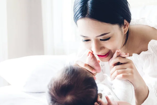 Portrét Šťastná Maminka Hraje Dítětem Posteli Home Mother Líbat Nohy — Stock fotografie