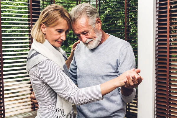 Feliz Sonrisa Romántica Pareja Mayor Bailando Juntos Mientras Sienten Relajados —  Fotos de Stock