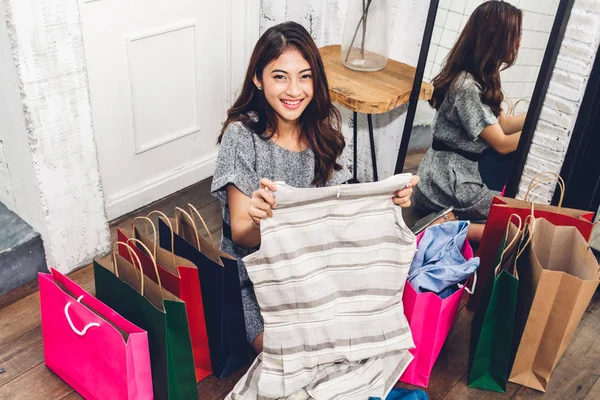 Feliz Mulher Fazendo Compras Escolhendo Roupas Uma Loja Com Conceito — Fotografia de Stock