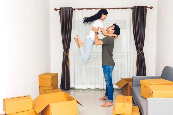 Mutlu Çift Evde Karton Kutu Ile Eğleniyor — Stok fotoğraf