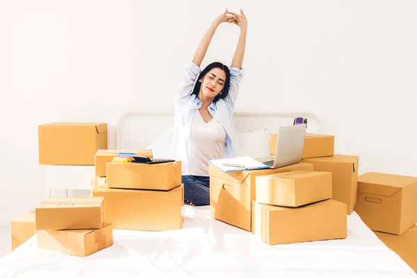 Mujer Joven Freelancer Que Trabaja Utiliza Ordenador Portátil Con Caja — Foto de Stock