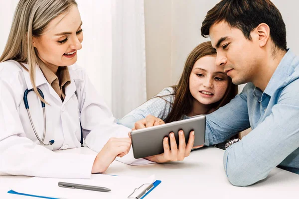 Arts Raadplegen Check Informatie Met Klein Meisje Het Ziekenhuis Een — Stockfoto