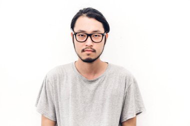 Asya genç yakışıklı bir adam ayakta isiolated beyaz arka plan üzerinde iken portresi