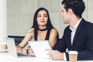 Dizüstü bilgisayarla çalışan ve strateji tartışan iki iş adamı. Modern çalışma tavan arasında planlama ve beyin fırtınası yapan yaratıcı iş adamları. Takım çalışması kavramı.