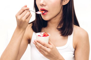 Yoğurt ve çilek ile karışık meyveli yaban mersini home.dieting concept.healthy yaşam tarzı dinlenirken tutan kadın