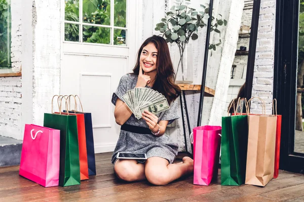 Mujer Compras Una Tienda Con Colorido Concepto Compras Bag Fashion — Foto de Stock