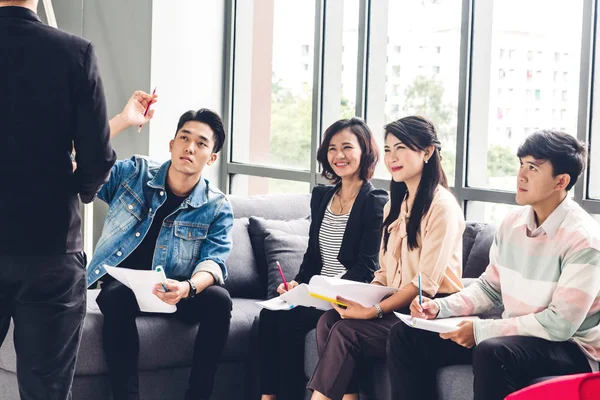 Grupo Negocios Informales Discutiendo Trabajando Gente Negocios Creativos Planificación Lluvia —  Fotos de Stock