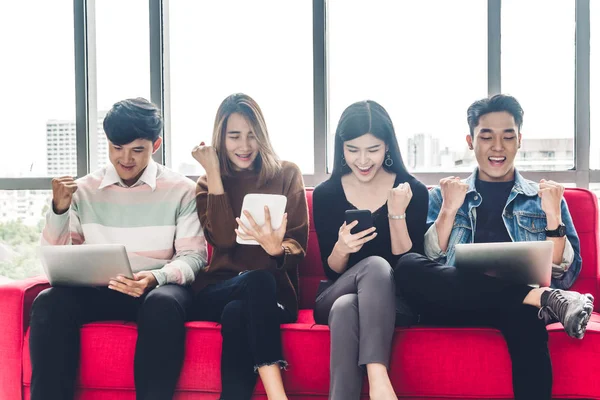 Grupp Business Sittande Koppla Använd Teknik Tillsammans Smartphone Och Laptop — Stockfoto