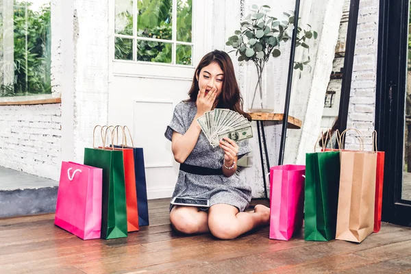 Mujer Compras Una Tienda Con Colorido Concepto Compras Bag Fashion — Foto de Stock