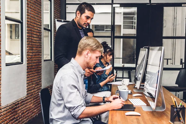 Grup çalışma ve Strateji planlama masaüstü computer.creative iş adamları ve modern workloft, beyin fırtınası ile tartışırken rahat iş. Ekip çalışması kavramı