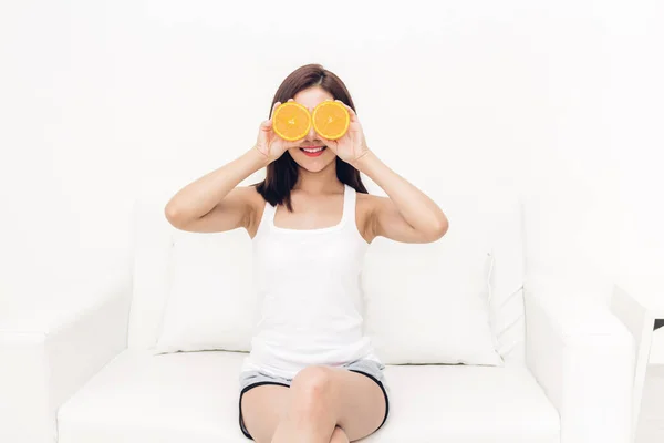 Wanita Cantik Memegang Irisan Jeruk Sofa Rumah — Stok Foto