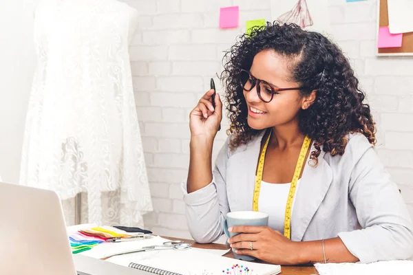 Lachende Afrikaanse Amerikaanse Zwarte Vrouw Modeontwerper Werken Met Laptop Bij — Stockfoto