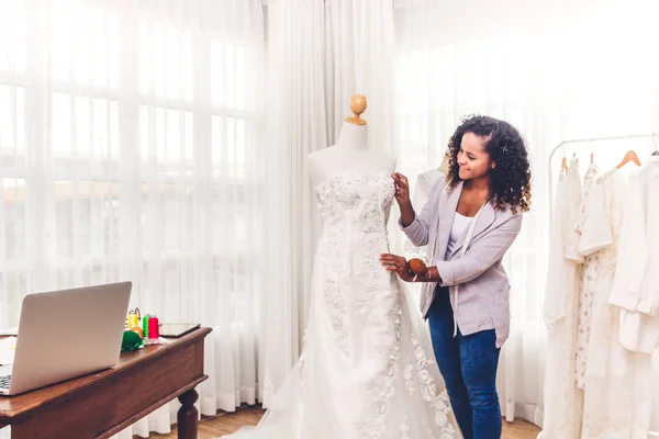 Sonriente Mujer Negra Afroamericana Diseñadora Moda Pie Cerca Del Maniquí — Foto de Stock