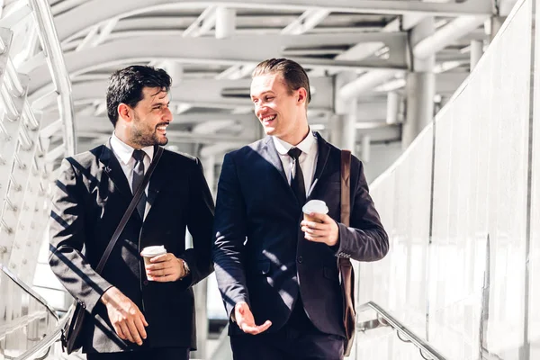 Dos Compañeros Trabajo Sonrientes Negocios Traje Negro Hablando Caminando Gente — Foto de Stock