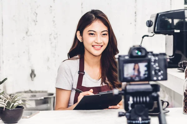 Porträt Einer Barista Bloggerin Vor Der Kamera Die Sich Hinter — Stockfoto