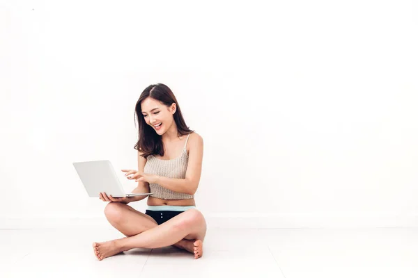 Piękna Kobieta Pomocą Cyfrowego Laptopa Sprawdzanie Aplikacje Społecznościowe Pracę Siedząc — Zdjęcie stockowe