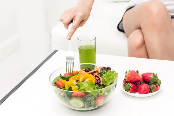 緑色食品と Bowl Dieting Concept Healthy ライフ スタイルの健康的なサラダを食べる女 — ストック写真