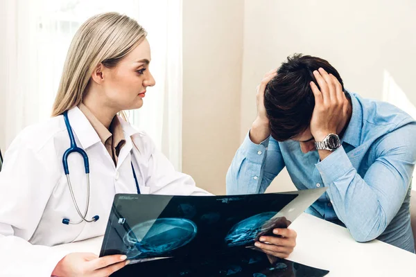 Ärztin Betrachtet Röntgenbild Krankenhaus — Stockfoto