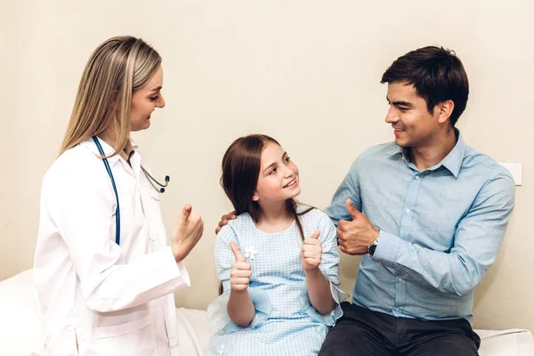 Doctor Mirando Cámara Mientras Joven Familia Padre Niña Fondo Juntos —  Fotos de Stock