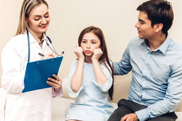 Consultoría Médica Verificación Información Con Una Niña Pequeña Hospital Una —  Fotos de Stock