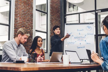 Grup planlama rahat iş tartışmak ve working.creative iş adamları ve beyin fırtınası modern workloft. Ekip çalışması kavramı