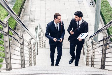 Siyah gülümseyen iki işadamı iş arkadaşlarınızla konuşmak ve walking.business insanlar modern kent strateji tartışmaya uygun