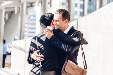 Görüntü iki iş ortakları siyah zarif konuşuyor ve birlikte şehir, yeni strateji tartışırken çalışan uygun. İş ve başlangıç fikir kavramı