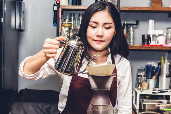 Wanita Barista Membuat Kopi Tetesan Kafe — Stok Foto