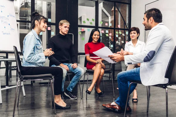 Grupo Negocios Informales Discutiendo Trabajando Gente Negocios Creativos Planificación Lluvia — Foto de Stock